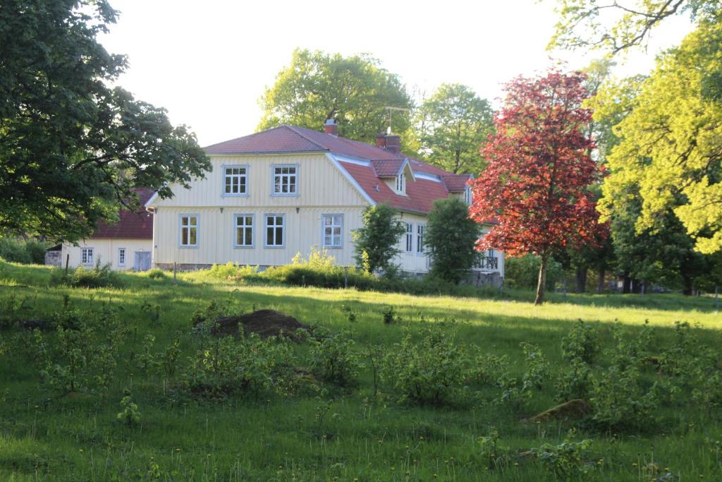 Градина пред Yxkullsund Säteri B&B - Manor & Estate since 1662