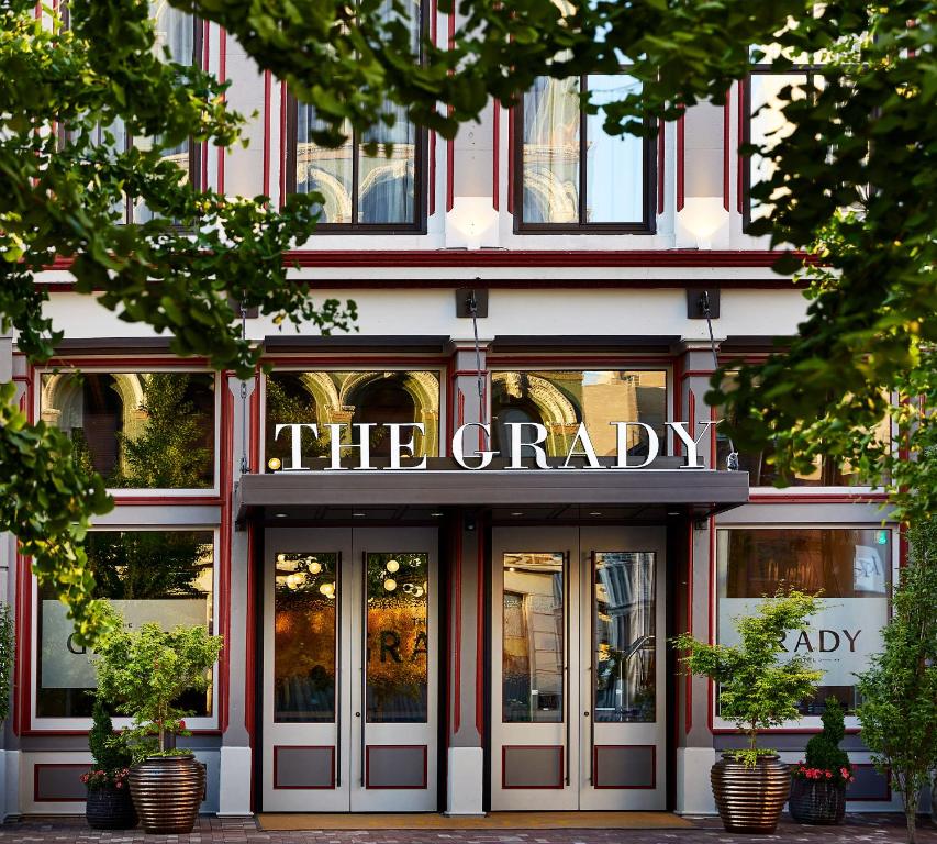 Tampak depan atau pintu masuk The Grady Hotel