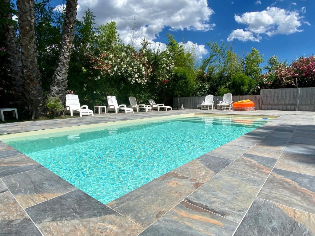 Piscina de la sau aproape de Chambres d'Hôtes Le Mas du Bijou Bleu