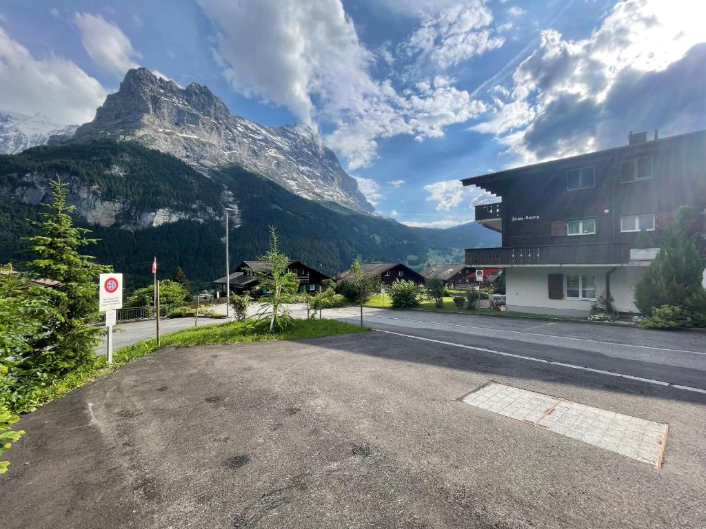 una strada vuota di fronte a una montagna di Almis Sunna a Grindelwald