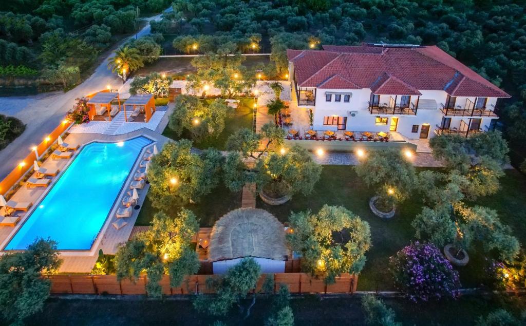 una vista aérea de una casa con piscina en Nefeli Fresh Hotel by Del Mare, en Skala Rachoniou