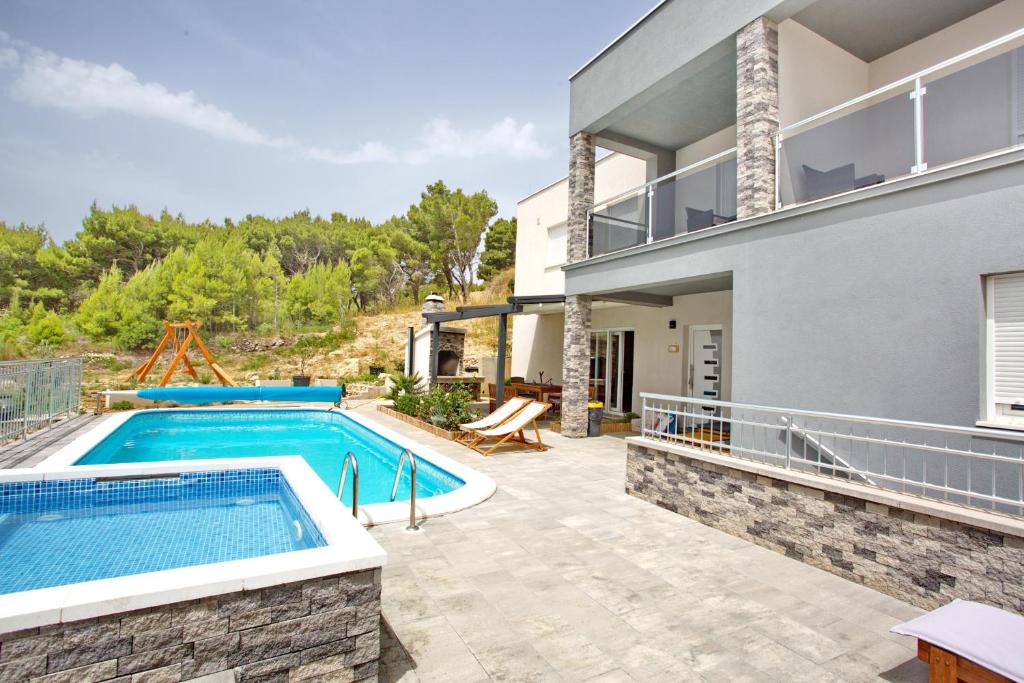 Foto Omišis asuva majutusasutuse Villa Sara with Sea View and Private Heated Pool galeriist