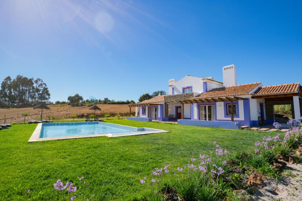 una casa con un patio con piscina en Ares do Monte - Turismo Rural, en Cercal