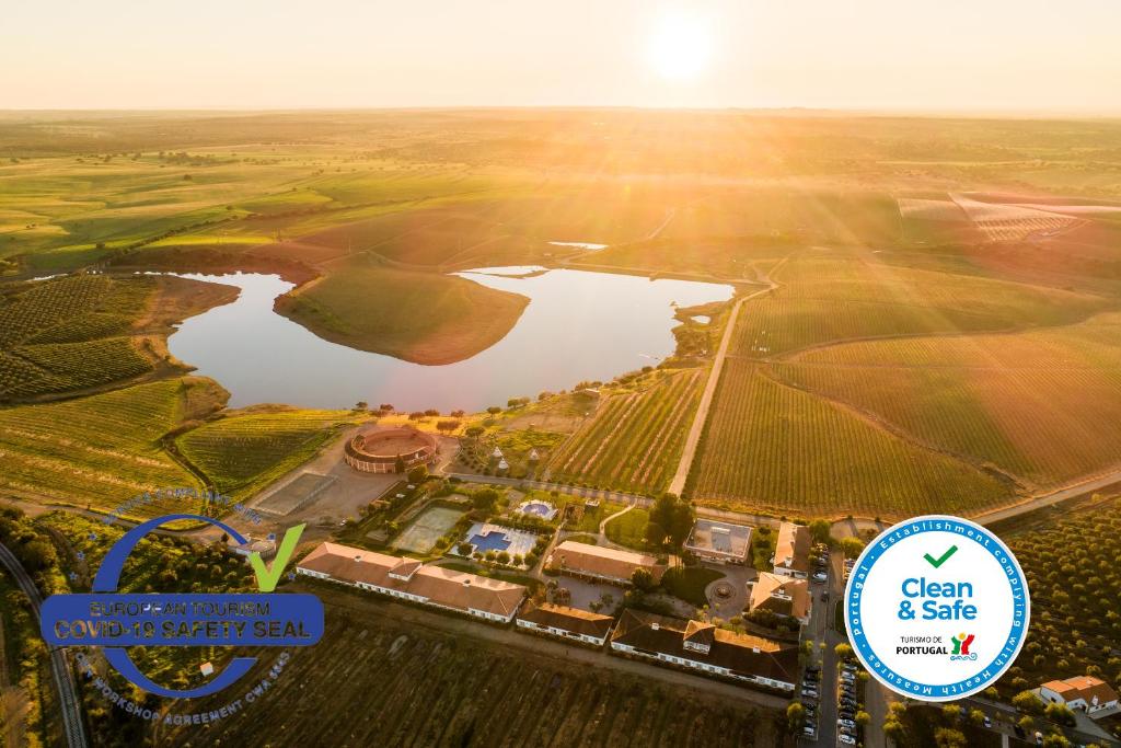 una vista aérea de un campo y un lago en Vila Gale Alentejo Vineyard - Clube de Campo, en Albernoa