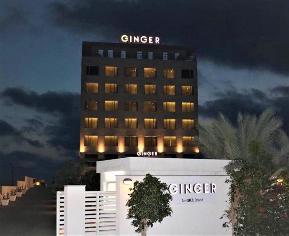 una rappresentazione dell'hotel Clipper di notte di Ginger Dwarka a Dwarka