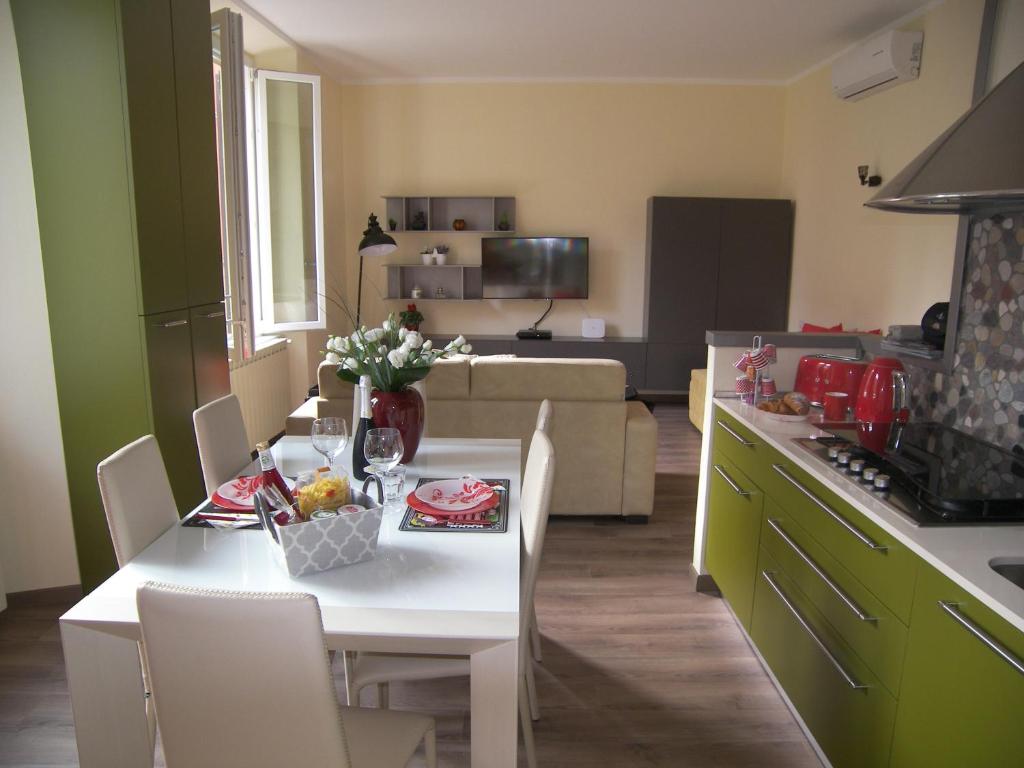 cocina y sala de estar con mesa blanca y sillas en Casa Molinari, en Como