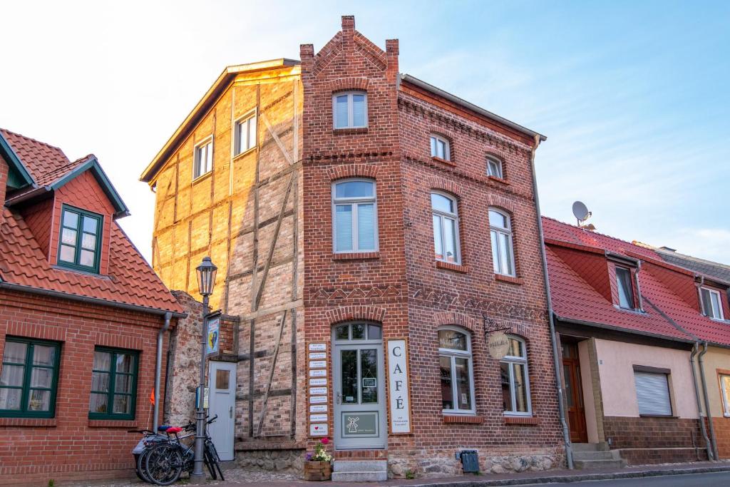 een hoog bakstenen gebouw met een toren bij Ferienwohnungen Muehlenblick in Röbel