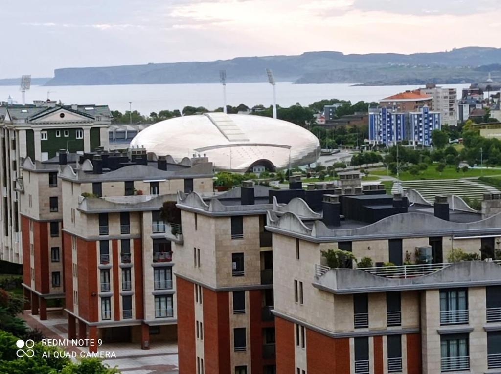 een uitzicht op het Olympisch stadion vanaf de daken van gebouwen bij Apto. Las LLamas S20 Santander, Garaje y Wifi in Santander