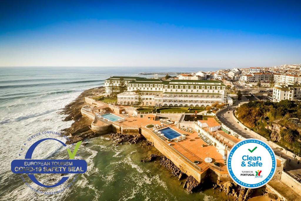 - une vue aérienne sur un complexe sur la plage dans l'établissement Vila Gale Ericeira, à Ericeira