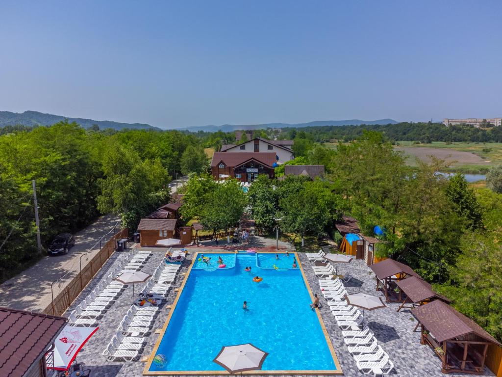 uma vista superior de uma piscina num resort em ASTORIA em Solotvyno