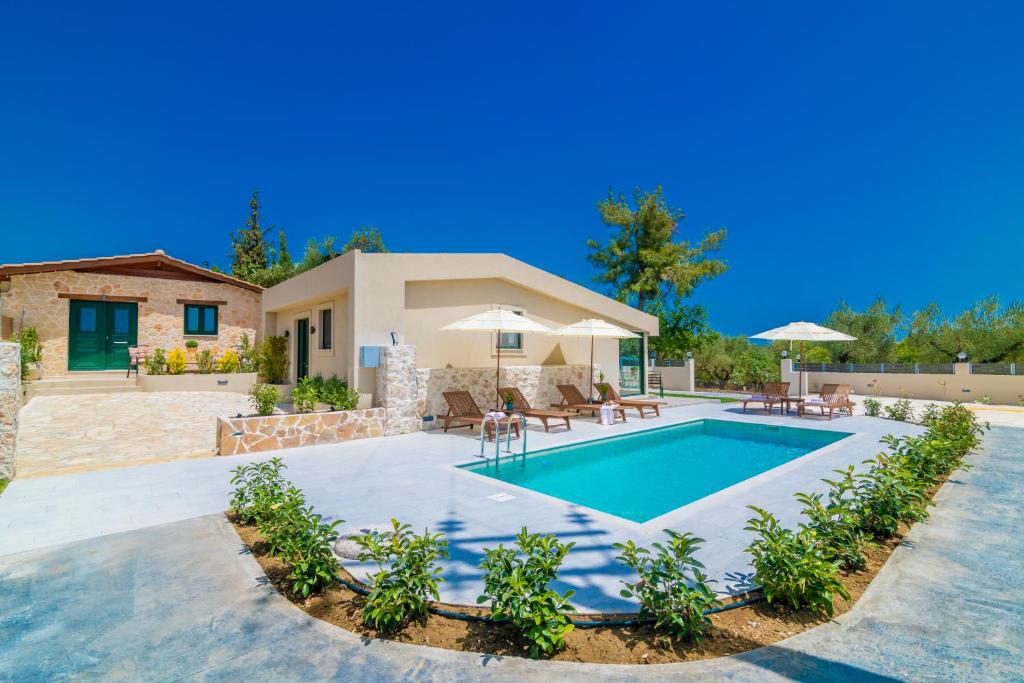 een villa met een zwembad en een huis bij Milk and Honey Residence in Zakynthos