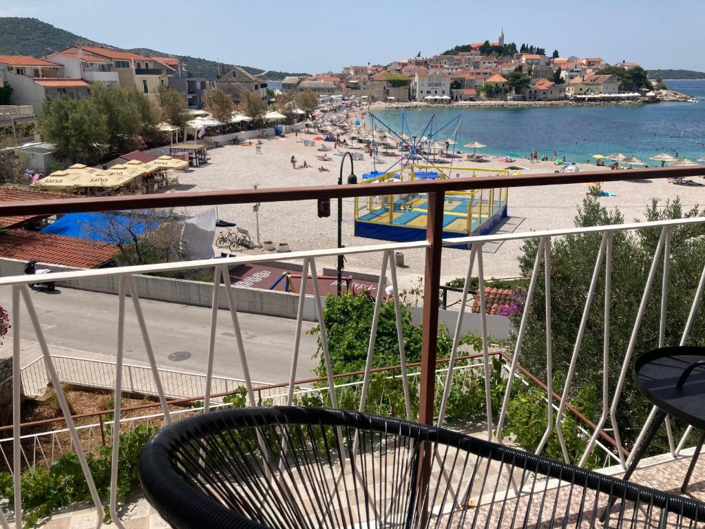 uma varanda com vista para a praia e para o oceano em Rooms 22 - Beachfront em Primošten