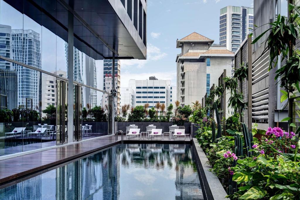 una piscina in una città con edifici di YOTEL Singapore Orchard Road a Singapore