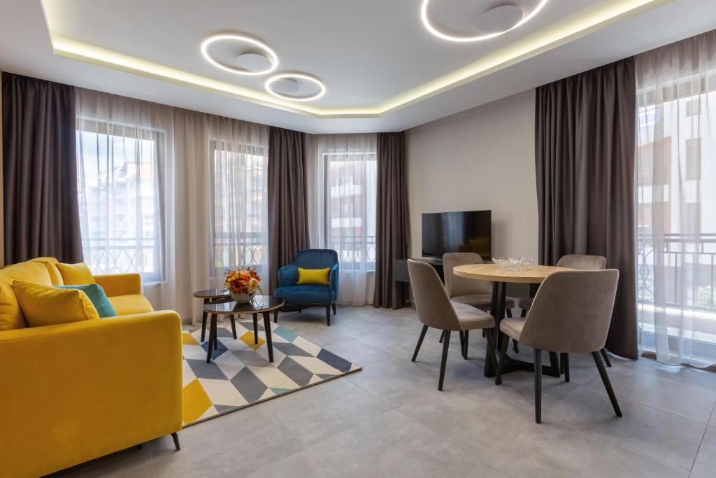 Inter Holiday Apartments tesisinde bir televizyon ve/veya eğlence merkezi