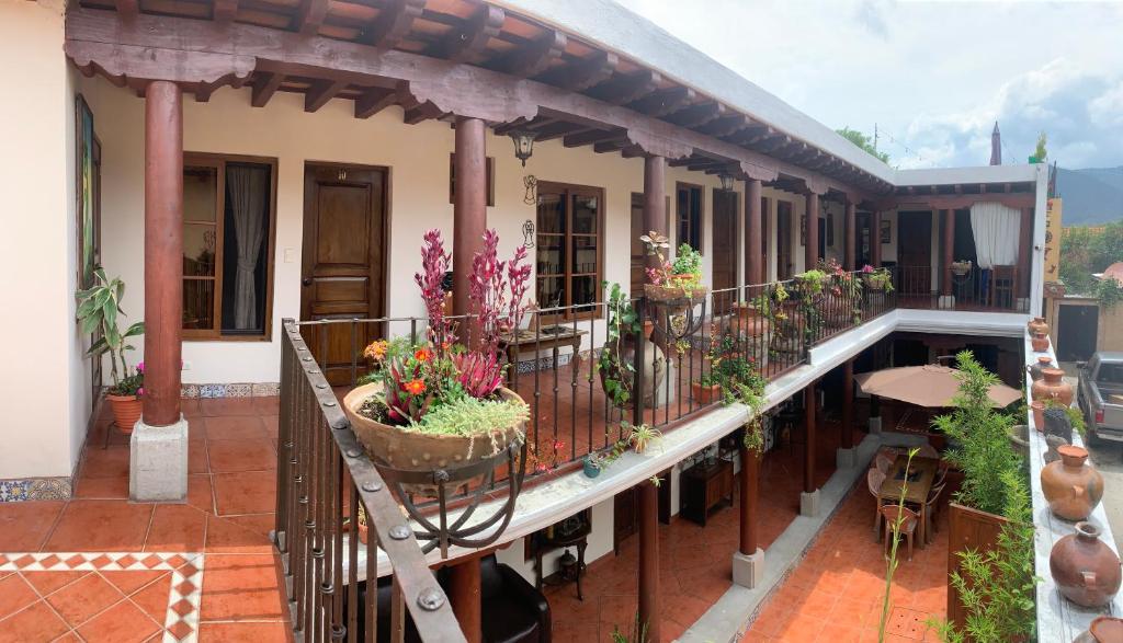 d'un balcon avec des plantes en pot. dans l'établissement Hotel Mansion Del Rey, à Antigua Guatemala