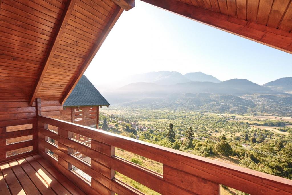 een uitzicht vanaf het balkon van een hut met bergen op de achtergrond bij Pasithea Mountain Chalet in Feneos