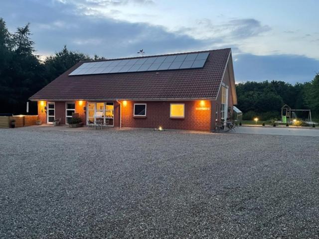 een huis met zonnepanelen erop bij Emda Country living close to Legoland in Billund