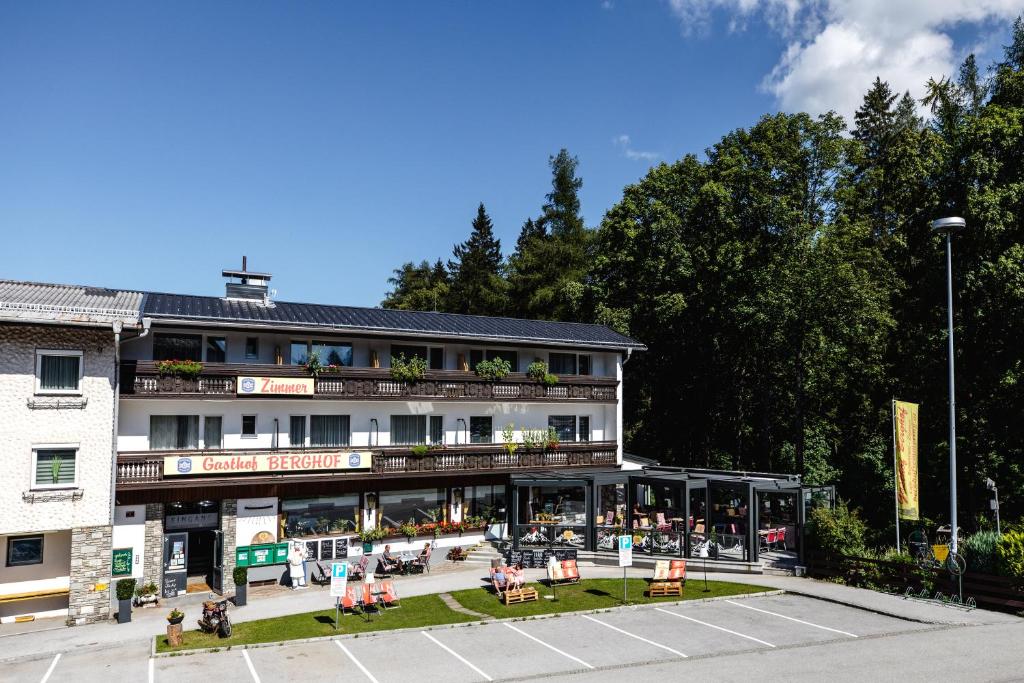 hotel ze stołami i krzesłami na parkingu w obiekcie Gasthof Berghof w mieście Semmering