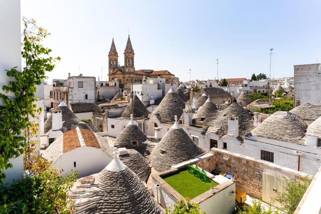 uma vista aérea de uma cidade com telhados em Palazzo Scotto em Alberobello