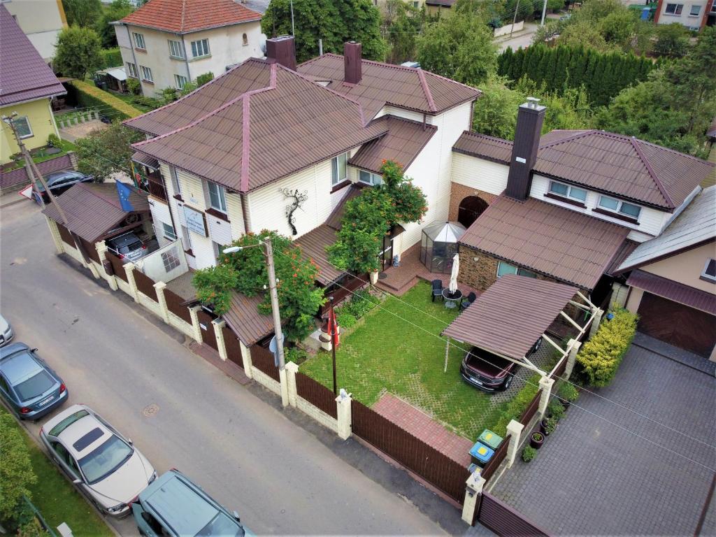 une vue aérienne sur une maison avec des voitures garées devant dans l'établissement Aparthotel 3 ,, Cosy House Studio'' & Parking, à Kaunas