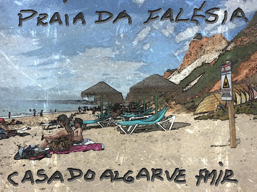 uma pintura de uma praia com pessoas sentadas na areia em Casa do Algarve em Albufeira