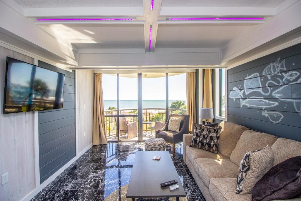 sala de estar con sofá y vistas al océano en Meridian Unit #204, en Myrtle Beach