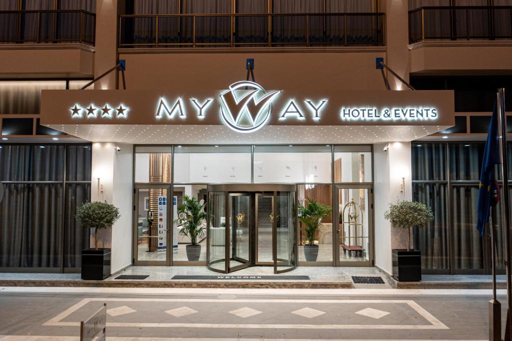 een hotelingang met een bordje op mijn weg bij My Way Hotel & Events in Patra