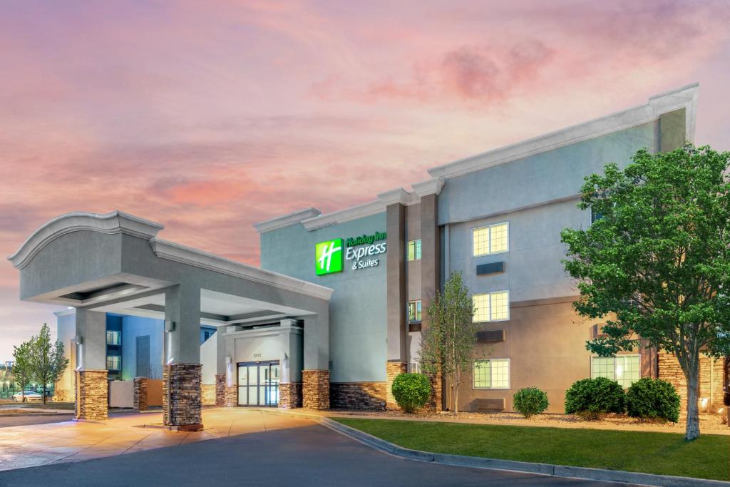 Holiday Inn Express & Suites Wheat Ridge-Denver West, an IHG Hotel في ويت ريدج: تقديم مبنى للفندق مع وجود لافته