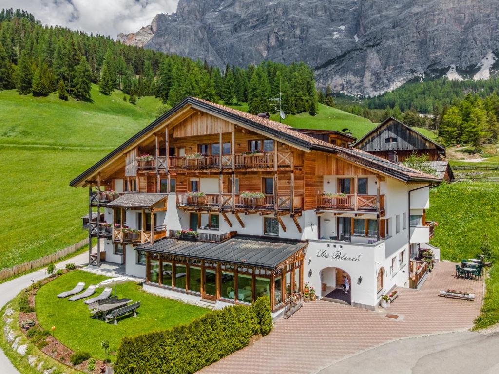 uma vista aérea de uma casa nas montanhas em Hotel Ciasa Rü Blanch em San Cassiano