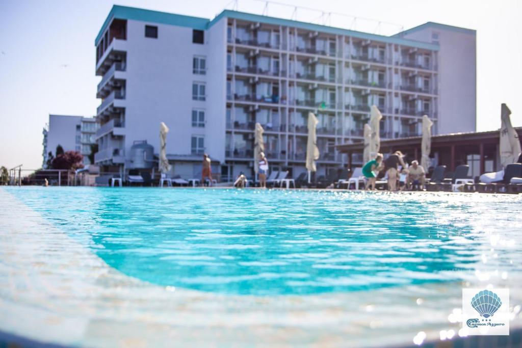 A piscina localizada em Hotel Carmen Azzuro ou nos arredores