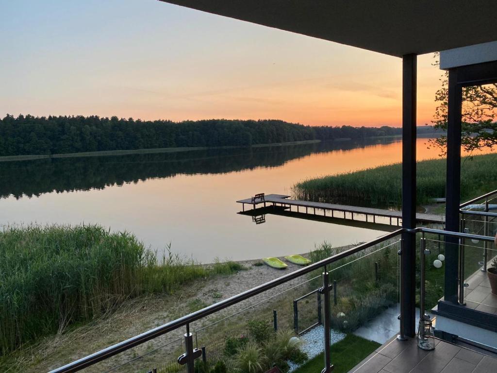 een uitzicht op een rivier vanuit een huis bij Apartamenty Mazurskie Klimaty (Cud Natury) in Tomaszkowo