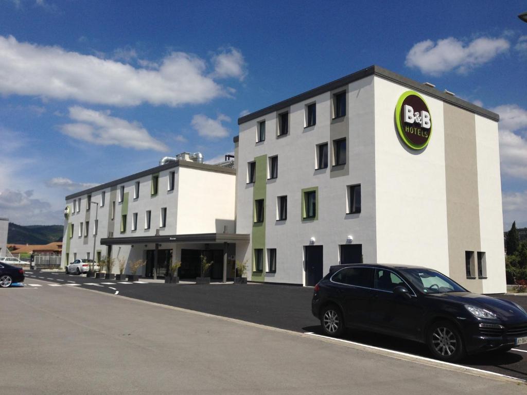 un coche negro estacionado frente a un edificio en B&B HOTEL Aubenas, en Saint-Didier-sous-Aubenas