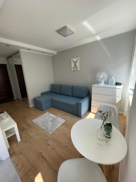 Chill Apartament Gdynia tesisinde bir oturma alanı