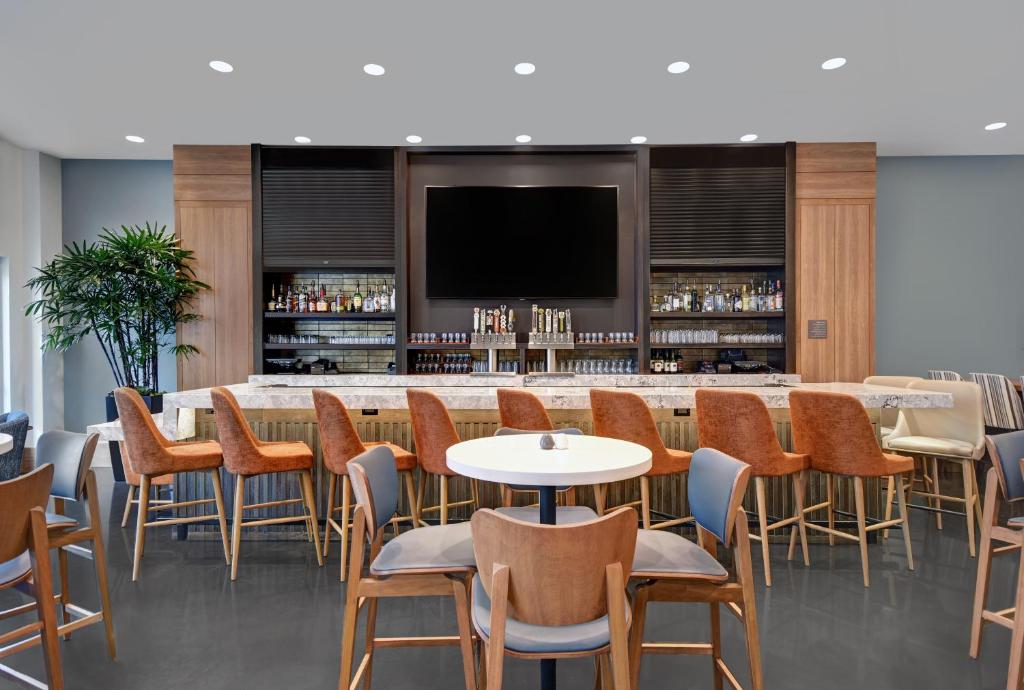 Saló o bar de Staybridge Suites - Houston - Galleria Area, an IHG Hotel