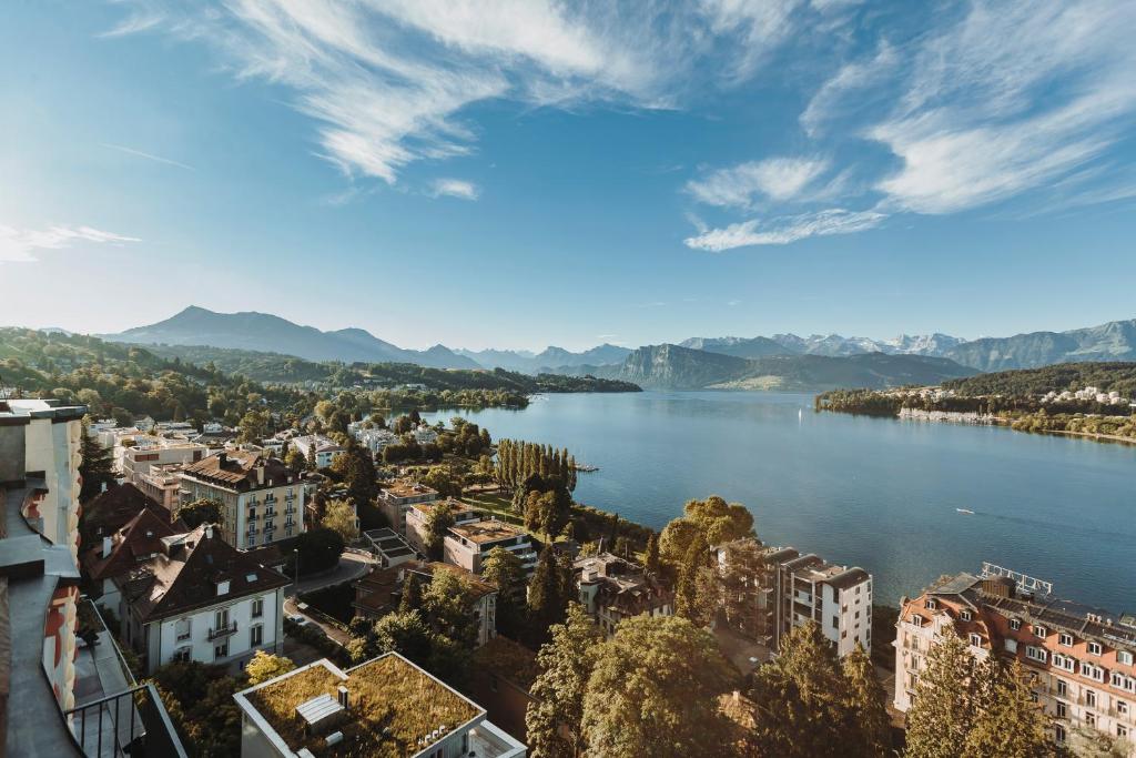 vista su un grande lago in una città di Art Deco Hotel Montana Luzern a Lucerna