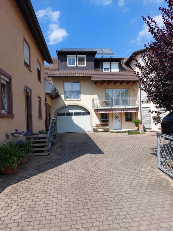 una entrada frente a una casa en Ferienwohnung Julia Metzger, en Rust