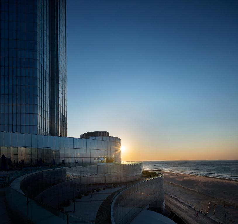 ein Gebäude am Strand neben dem Meer in der Unterkunft Ocean Casino Resort in Atlantic City