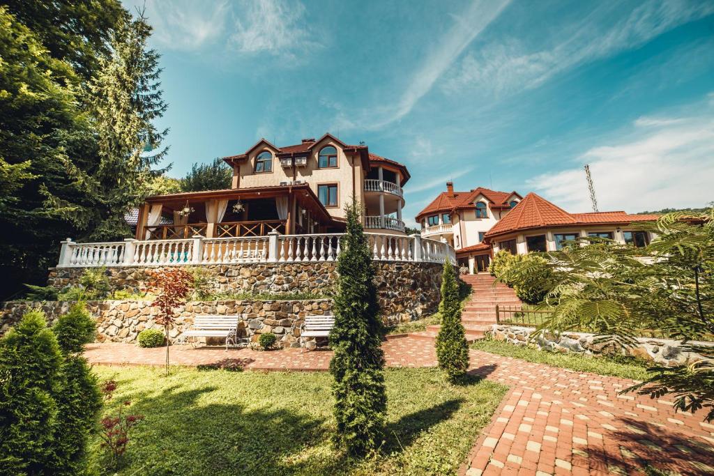 uma casa grande no topo de uma parede de pedra em Вiлла Тераса em Polyana