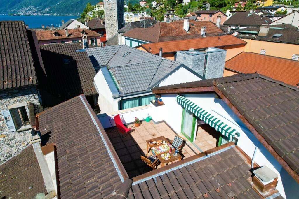 アスコナにあるAppartamento Ascona , rooftop terrace apartmentのパティオ付きの家の頭上の景色