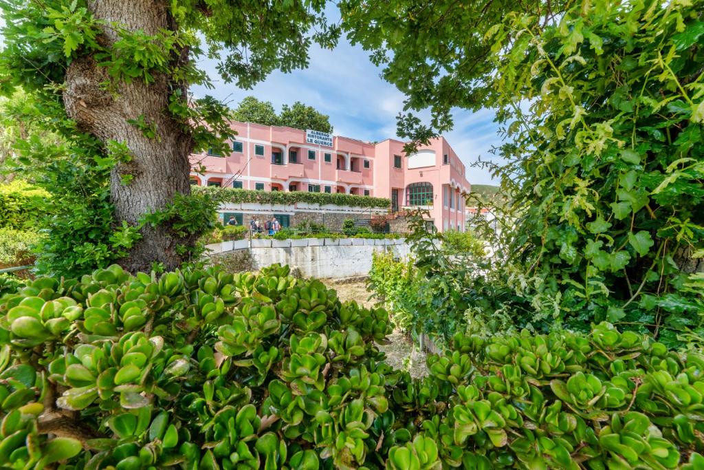 Un jardín fuera de Albergo Le Querce