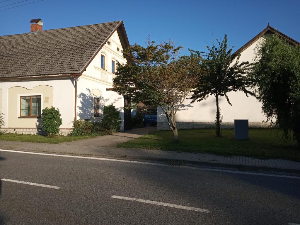 una casa blanca al lado de una calle en Dvůr U kapličky, en Žďár nad Sázavou