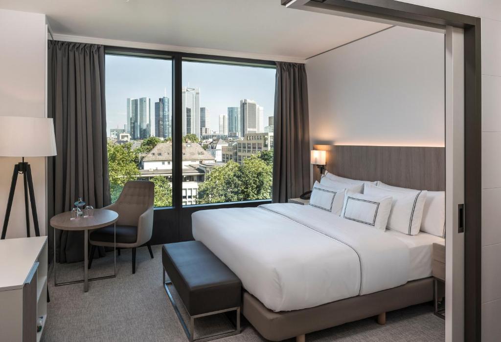 Kama o mga kama sa kuwarto sa Meliá Frankfurt City