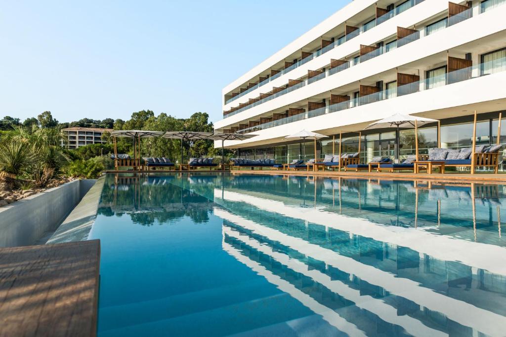 Golden Tulip Porto-Vecchio में या उसके करीब स्विमिंग पूल