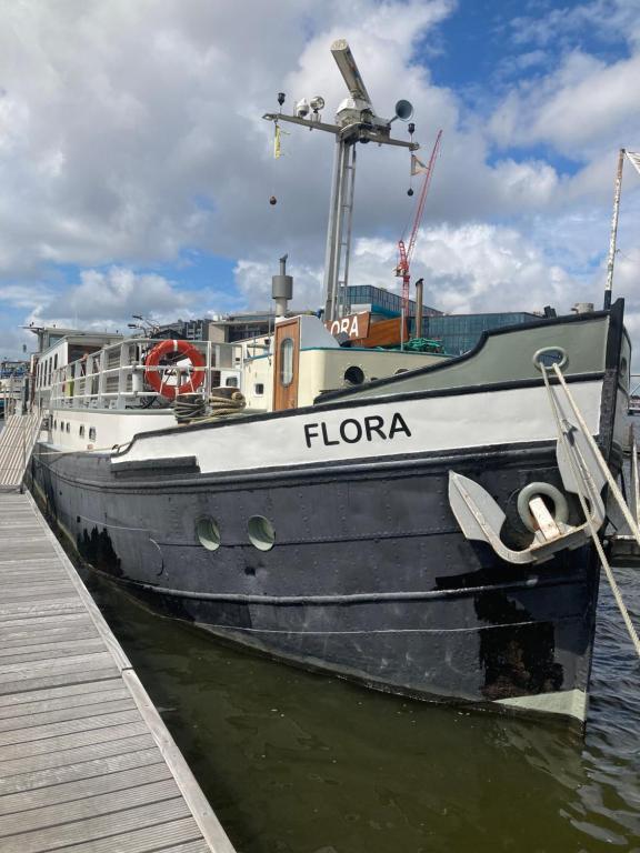 um grande barco está ancorado numa doca em MPS Flora em Amesterdão