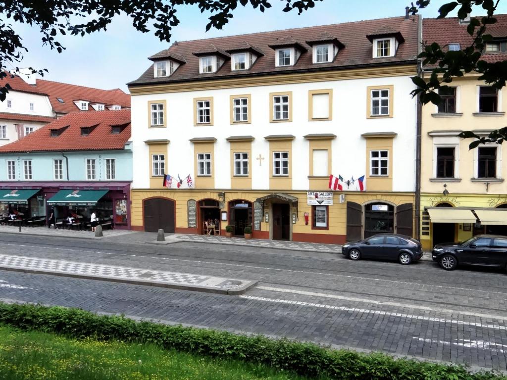 un edificio sul lato di una strada di Hotel U Kříže a Praga