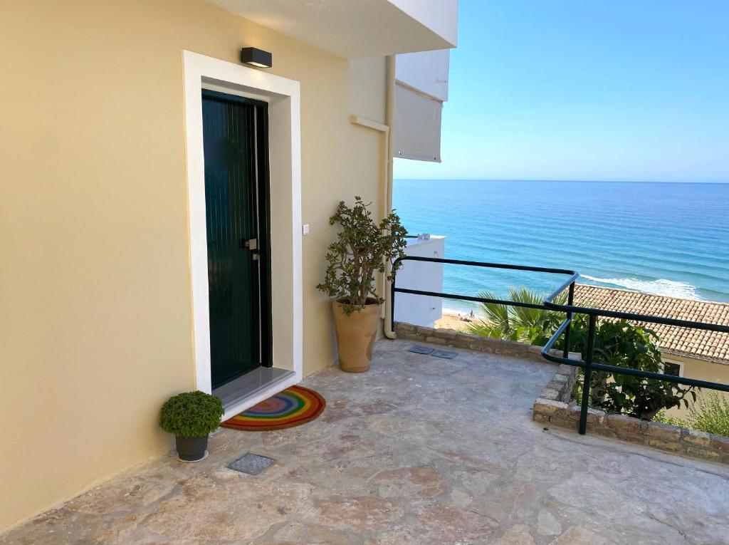 una porta che conduce a un balcone con vista sull'oceano di Corfu, Glyfada, Sea la vie apartment a Glifada (Glyfada)