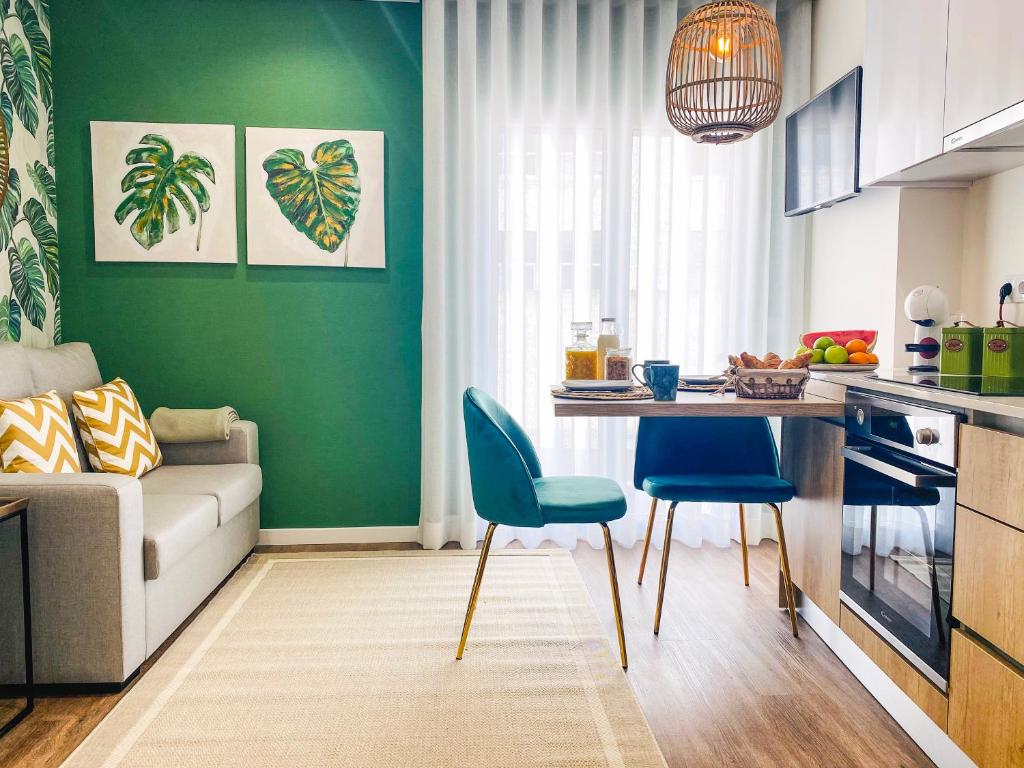 a kitchen and living room with a table and chairs at Batata - Estúdios in Nazaré