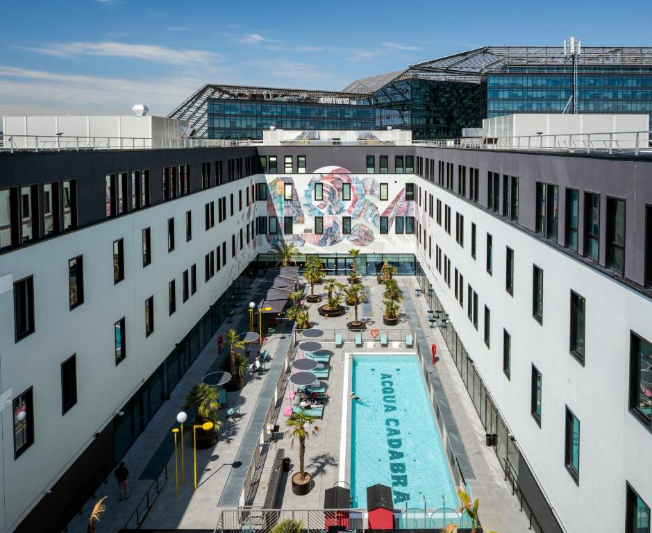 uma vista panorâmica de um edifício com piscina em The Social Hub Bologna em Bolonha