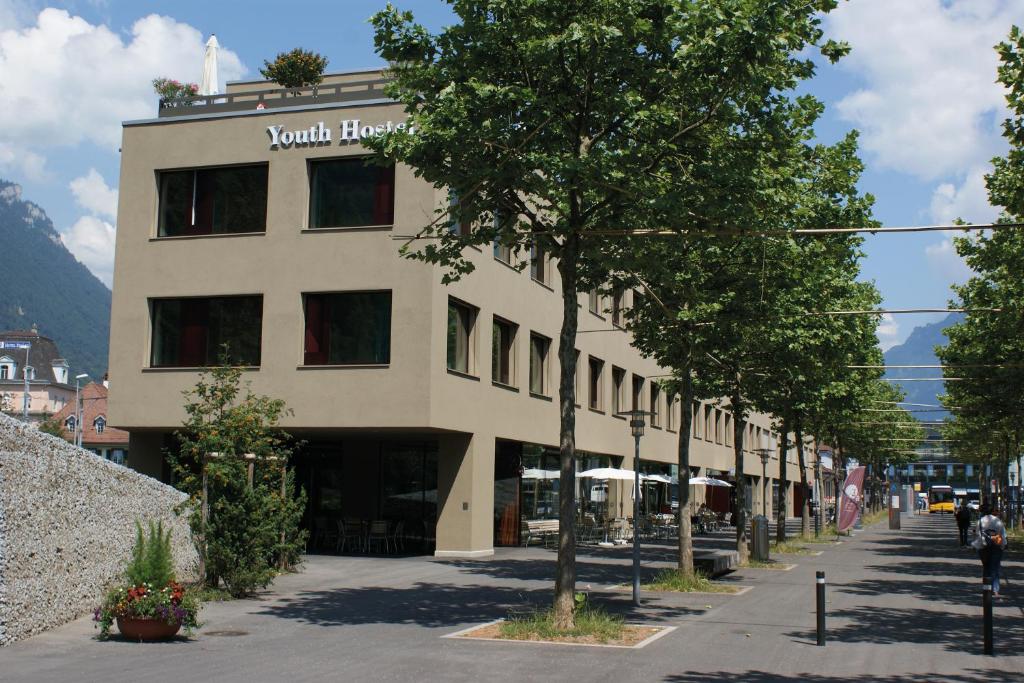 un edificio con un cartel en el costado en Interlaken Youth Hostel, en Interlaken