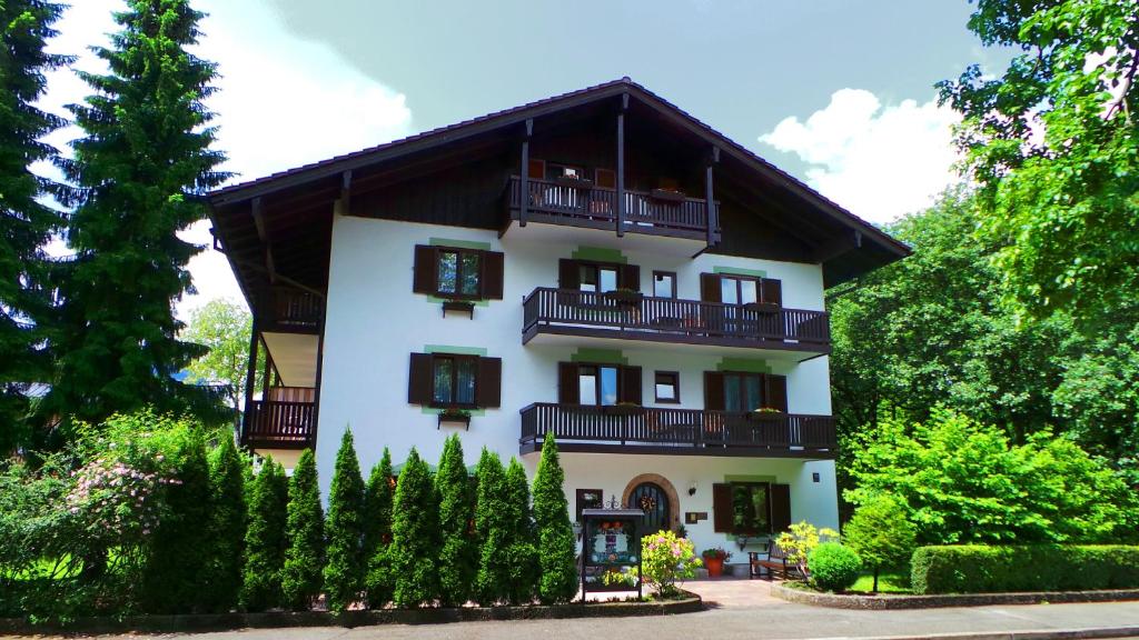 un edificio blanco con balcones y árboles en Hotel St. Georg, en Bad Reichenhall